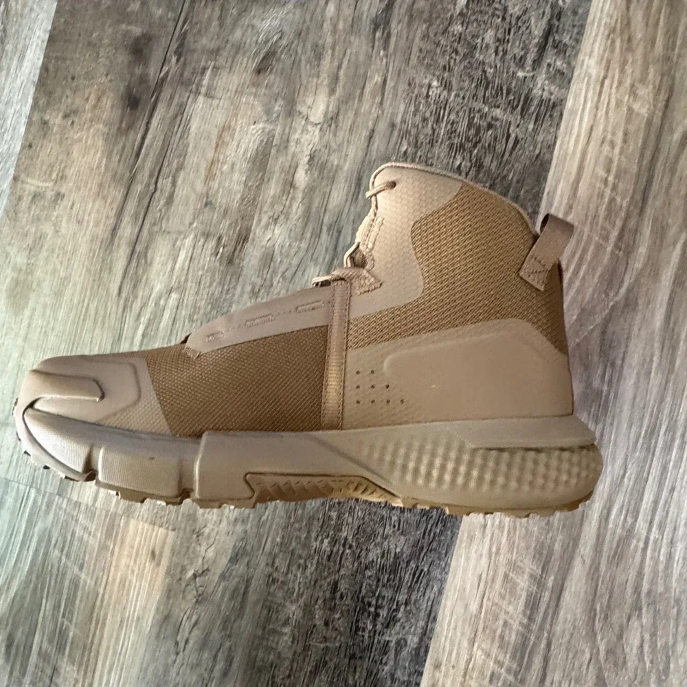 Under Armour Boots Mens 9 Tan UA Charged Valsetz Mid Tactical Vibram 3027362-200
